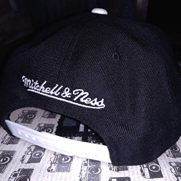 🏀🖖 Brooklyn Nets - Mitchell & Ness - Black/White Adjustable Fit Hat 🖖🏀 - Picture 2 of 3